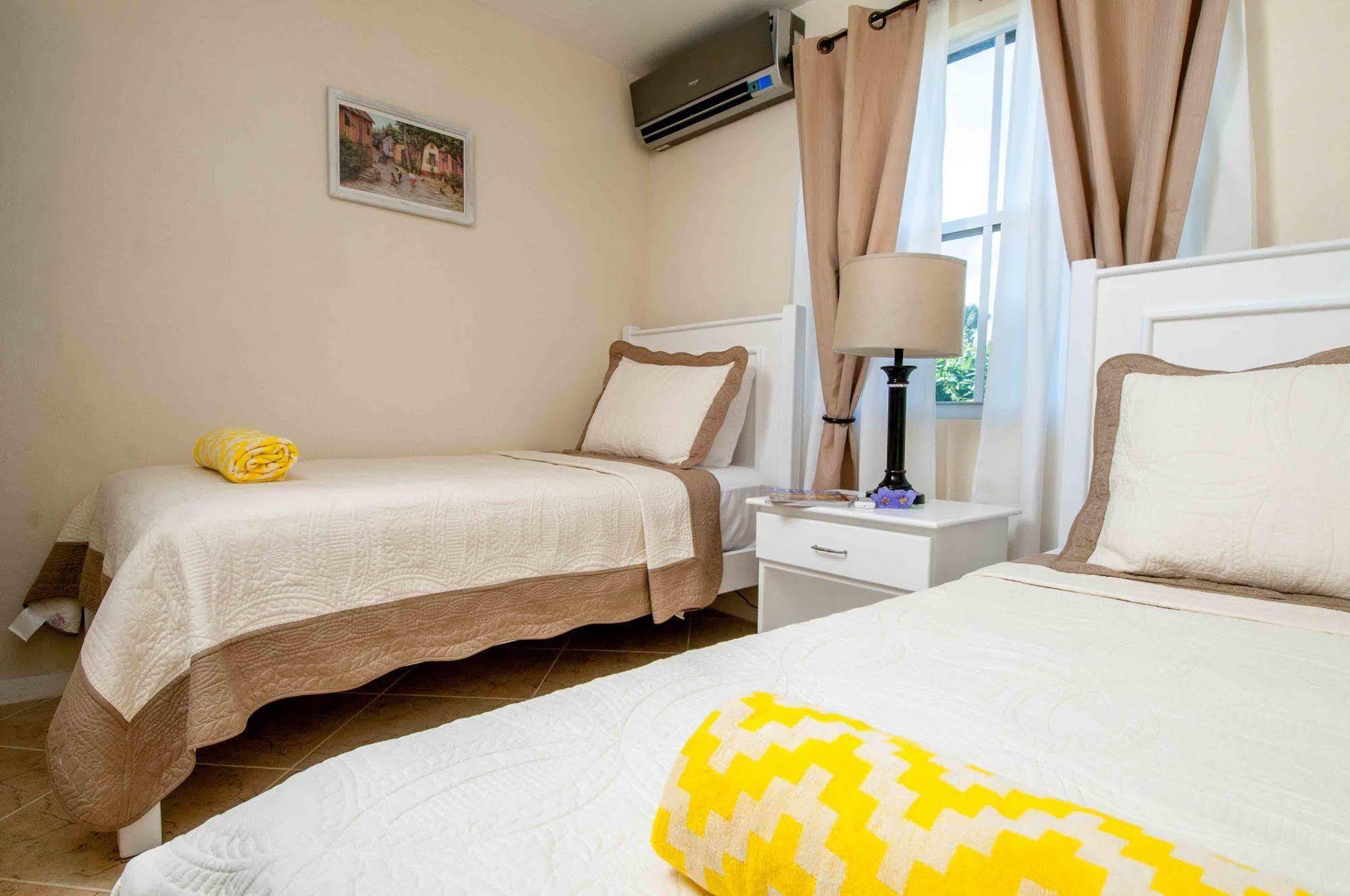 Lantana Barbados Condos Saint James Luaran gambar