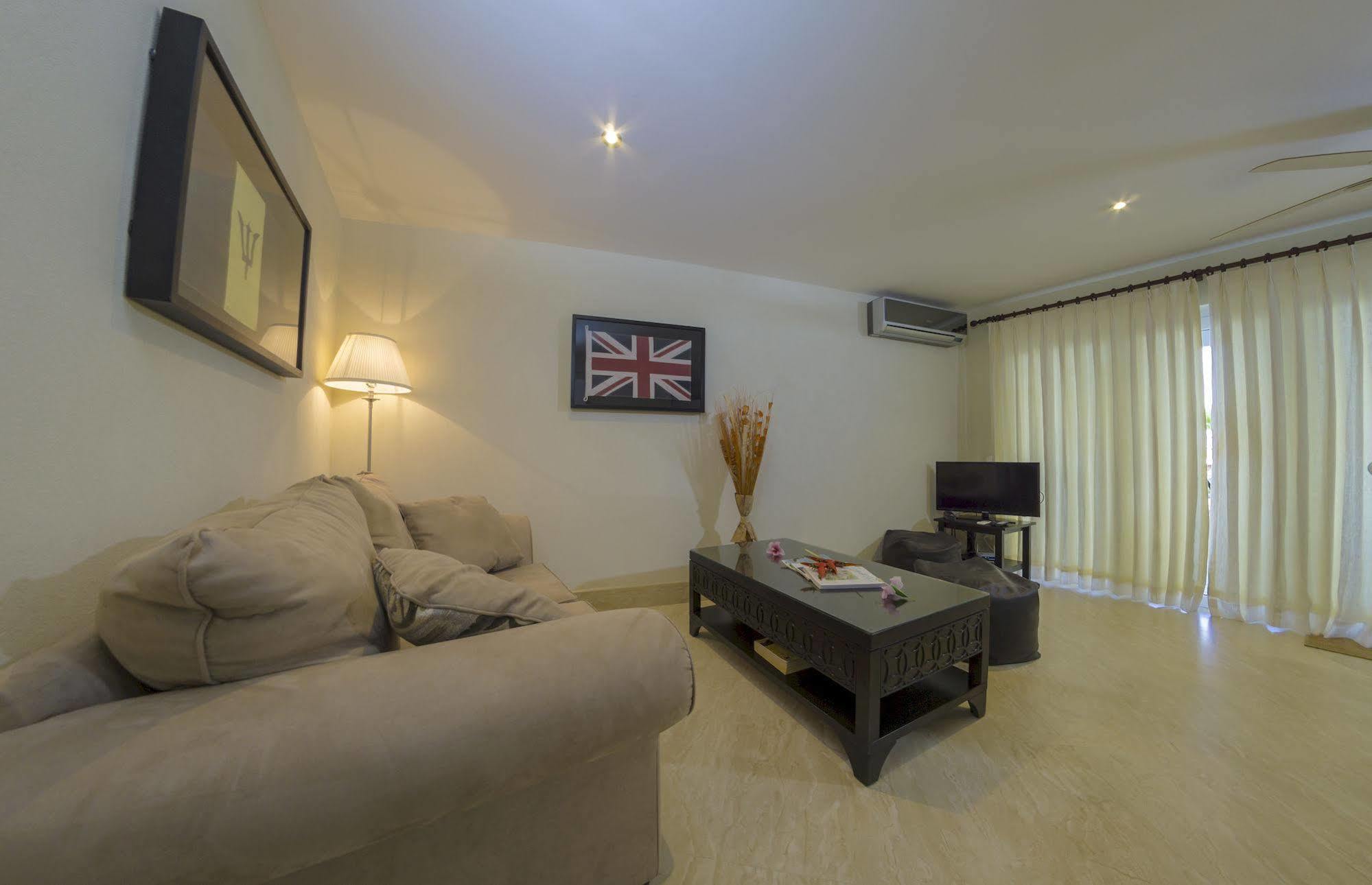Lantana Barbados Condos Saint James Luaran gambar