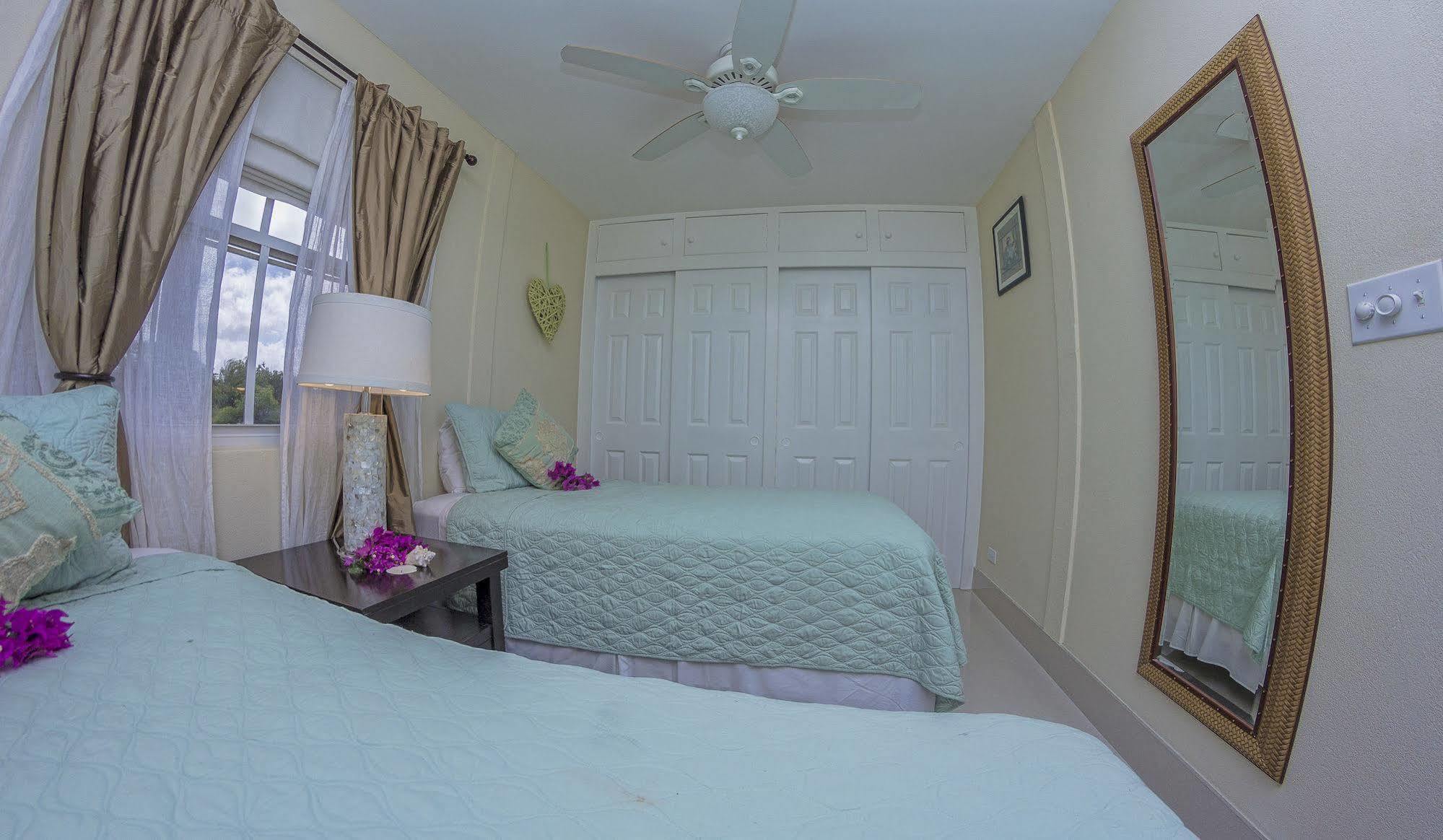 Lantana Barbados Condos Saint James Luaran gambar
